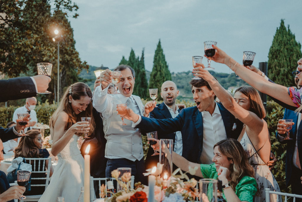 wedding, photographer, photopgraphy, italy, italian, riviera, liguria,  bride, luxury, bouquet, planner, reportage, inspiration, shooting, couple, vailla, marigola, dinner, cheers, prosecco, style, friends