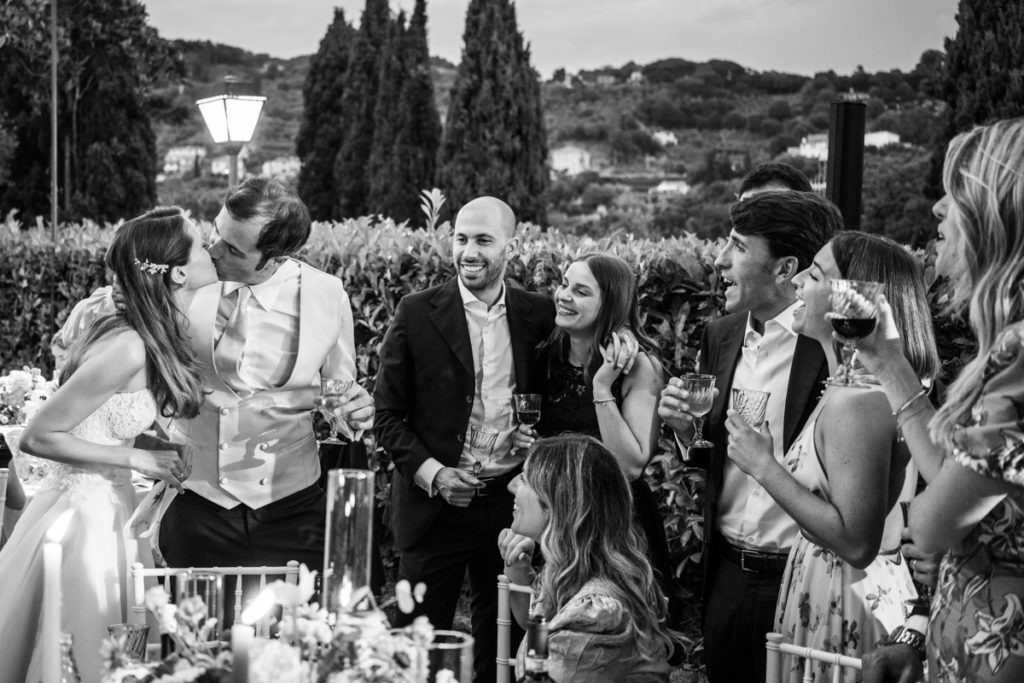 wedding, photographer, photopgraphy, italy, italian, riviera, liguria,  bride, luxury, bouquet, planner, reportage, inspiration, shooting, couple, vailla, marigola, kiss, friends, prosecco, dinner