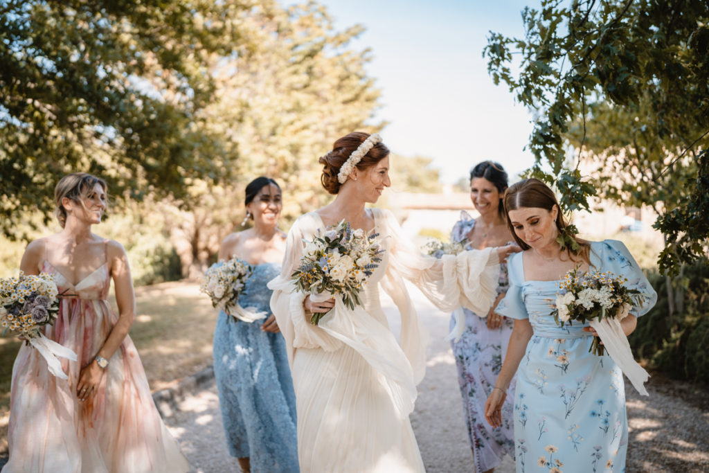 country, elegance, butterfly, lavanda, delicate, reportage, editorial, inspiration, real, venue, location, bride, sisters, redhair, hair, dress, scenarisposa, ideas, bouquet, stiatti, flowers, bridemaids