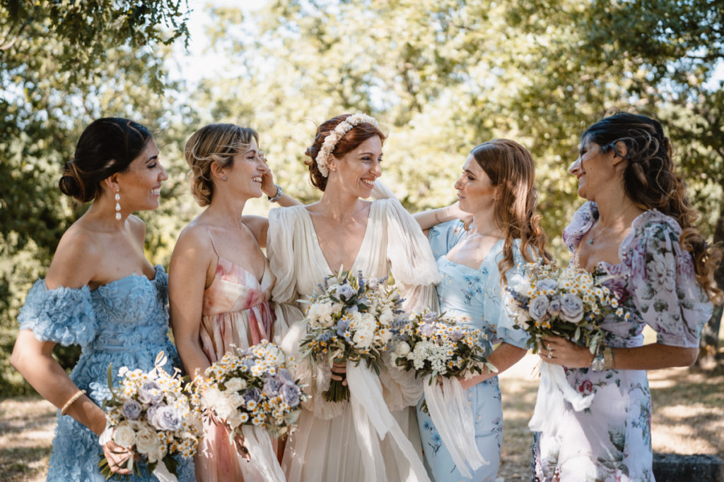 country, elegance, butterfly, lavanda, delicate, reportage, editorial, inspiration, real, venue, location, bride, sisters, redhair, hair, dress, scenarisposa, ideas, botticelli, italy, italian, style, bridemaids, details, wedding photographer, Umbria