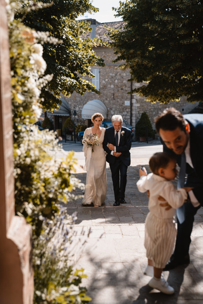 country, elegance, butterfly, lavanda, delicate, reportage, editorial, inspiration, real, venue, location, dress, elegance, cerimoy