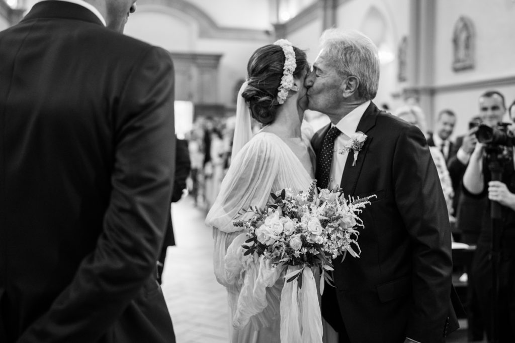 country, elegance, butterfly, lavanda, delicate, reportage, editorial, inspiration, real, venue, location, groom, dress, elegance, bouquet, stiatti, flowers, dad, bride, crown, reportage, emotion