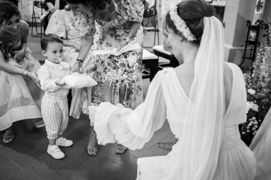 country, elegance, butterfly, lavanda, delicate, reportage, editorial, inspiration, real, venue, location, dress, elegance, bouquet, stiatti, dad, bride,  reportage, emotion, kids, Umbria