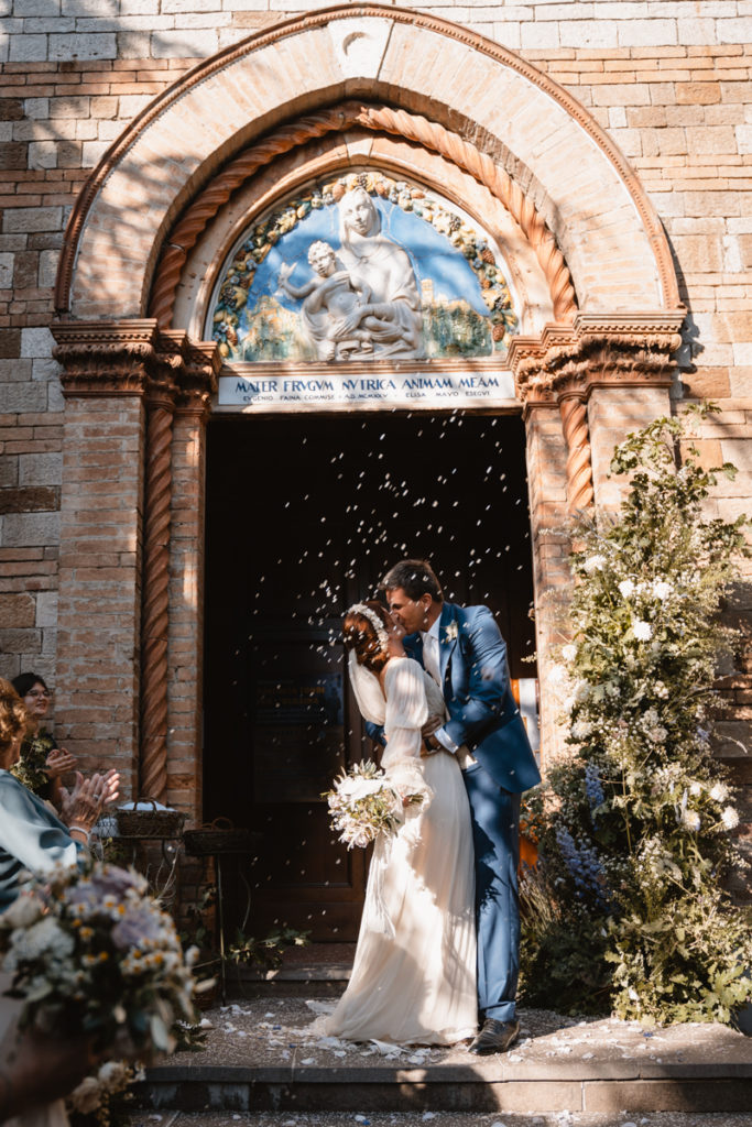 country, elegance, butterfly, lavanda, delicate, reportage, editorial, inspiration, real, venue, location, groom, dress, elegance, bouquet, stiatti, flowers, bride, crown, reportage, emotion, wedding, photographer, Umbria, cerimony, rice