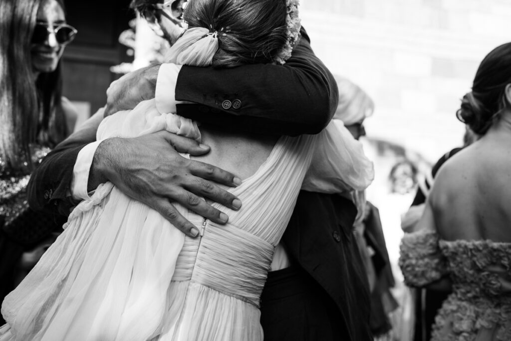 Wedding, photographer, Umbria, Location, venue, reportage, country, bride, Italy, inspiration, emotions, sister, dress, Hafzi, Redhair, gettingready, portaits, crown, photography, hugs, veil