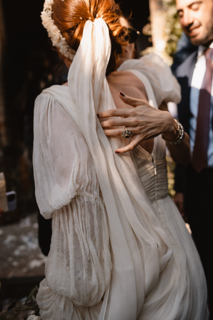 country, elegance, butterfly, lavanda, delicate, reportage, editorial, inspiration, real, venue, location, groom, dress, elegance, bouquet, stiatti, flowers, bride, crown, reportage, emotion, wedding, photographer, Umbria, cerimony, rice