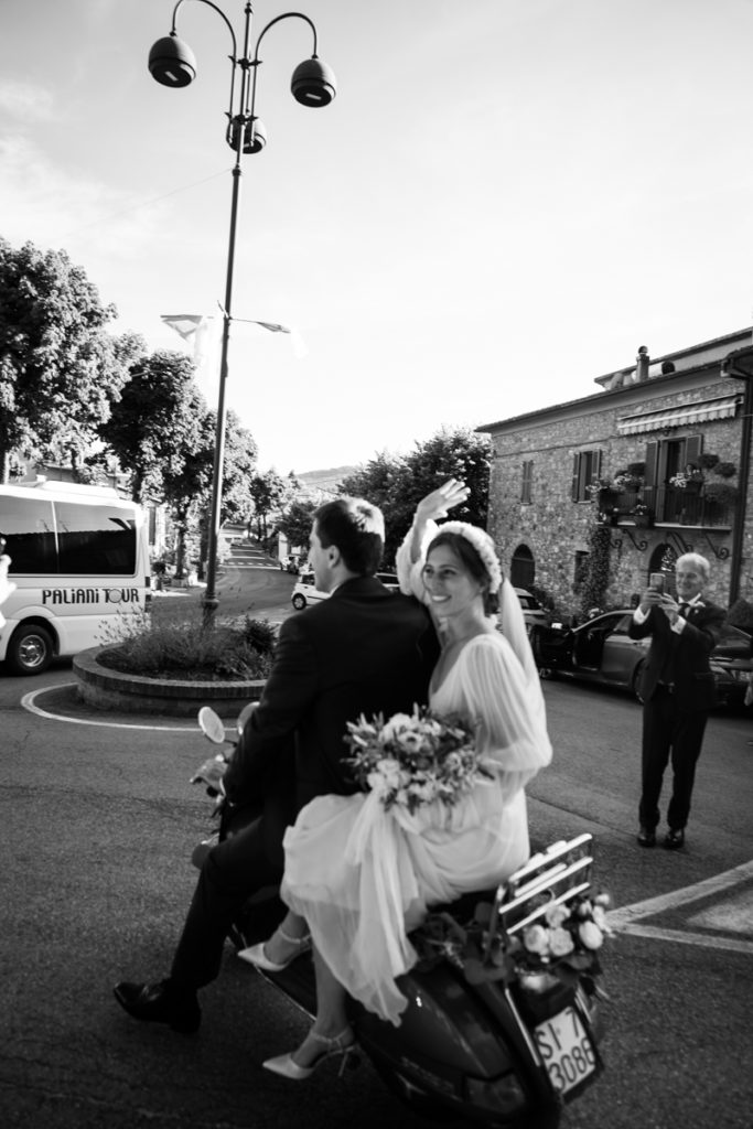 country, elegance, delicate, reportage, editorial, inspiration, real, venue, location, groom, dress, elegance, bouquet, stiatti, flowers, bride, crown, reportage, emotion, wedding, photographer, Umbria, cerimony, vespa, italy, italian, style