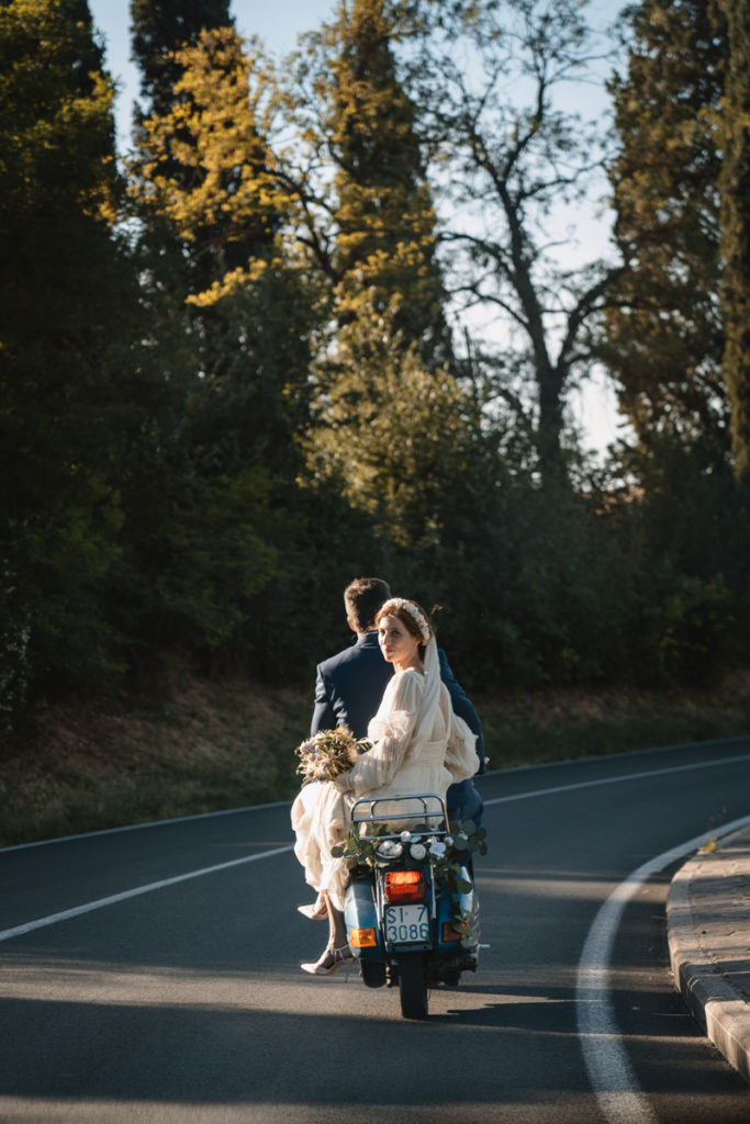 country, elegance, delicate, reportage, editorial, inspiration, real, venue, location, groom, dress, elegance, bouquet, stiatti, flowers, bride, crown, reportage, emotion, wedding, photographer, Umbria, cerimony, vespa, italy, italian, style