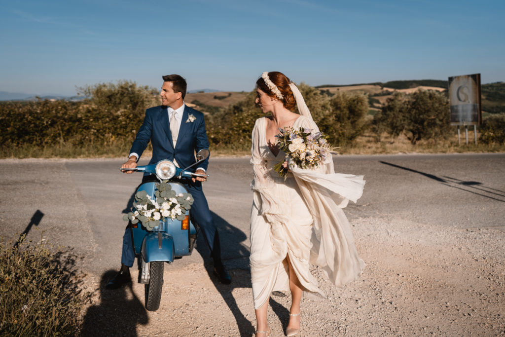 country, elegance, delicate, reportage, editorial, inspiration, real, venue, location, groom, dress, elegance, bouquet, stiatti, flowers, bride, crown, reportage, emotion, wedding, photographer, Umbria, cerimony, vespa, italy, italian, style