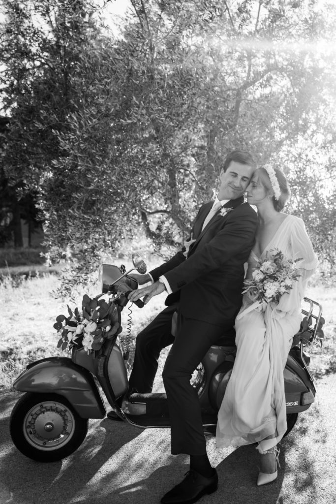 country, elegance, delicate, reportage, editorial, inspiration, real, venue, location, groom, dress, elegance, bouquet, stiatti, flowers, bride, crown, reportage, emotion, wedding, photographer, Umbria, cerimony, vespa, italy, italian, style