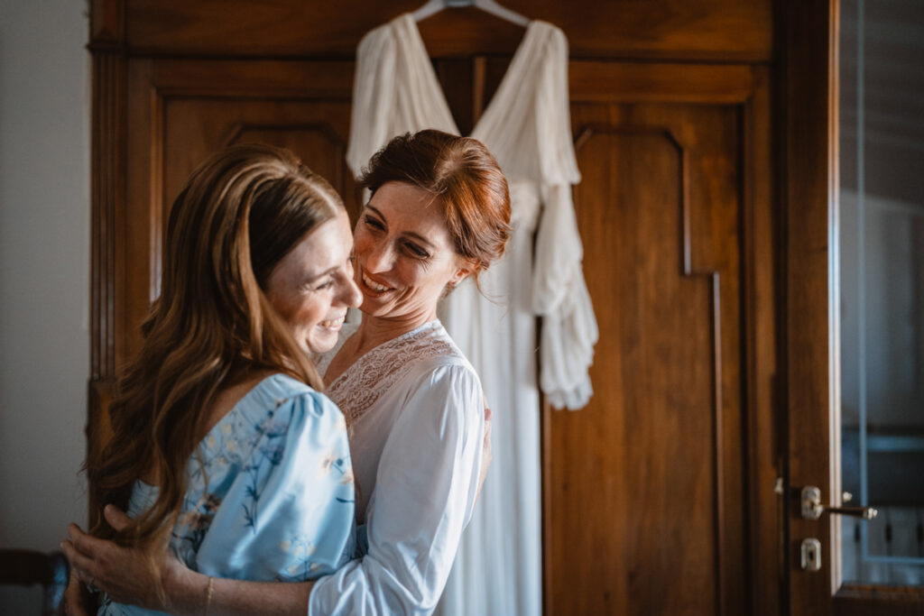 Wedding, photographer, Umbria, Location, venue, reportage, country, bride, Italy, inspiration, emotions, sister, dress, Hafzi, Redhair, gettingready, smiles
