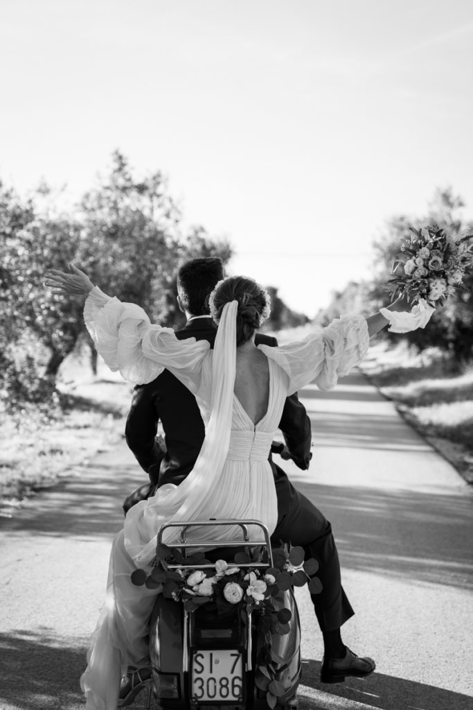 country, elegance, delicate, reportage, editorial, inspiration, real, venue, location, groom, dress, elegance, bouquet, stiatti, flowers, bride, crown, reportage, emotion, wedding, photographer, Umbria, cerimony, vespa, italy, italian, style