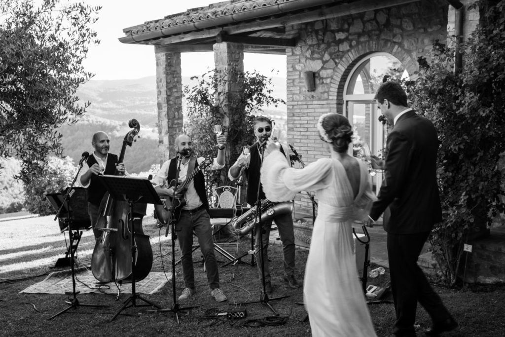 country, elegance, delicate, reportage, editorial, inspiration, real, venue, location, groom, dress, elegance, bouquet, stiatti, flowers, bride, crown, reportage, emotion, wedding, photographer, Umbria, cerimony, vespa, italian, style, music, band