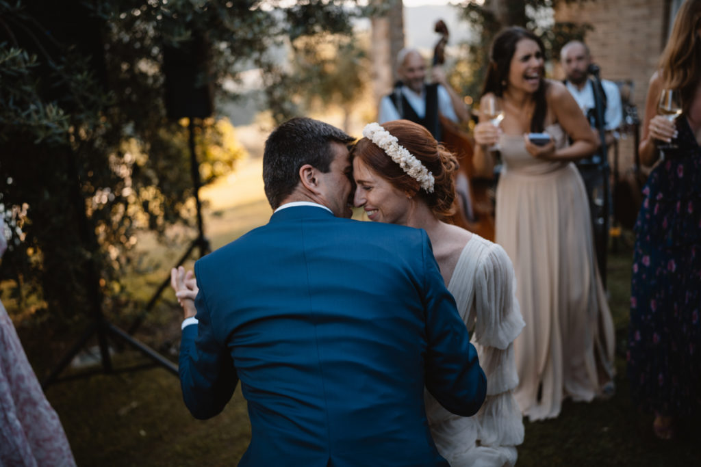 country, elegance, delicate, reportage, editorial, inspiration, real, venue, location, groom, dress, elegance, bouquet, stiatti, flowers, bride, crown, reportage, emotion, wedding, photographer, Umbria,, italy, italian, style, dance, music, band