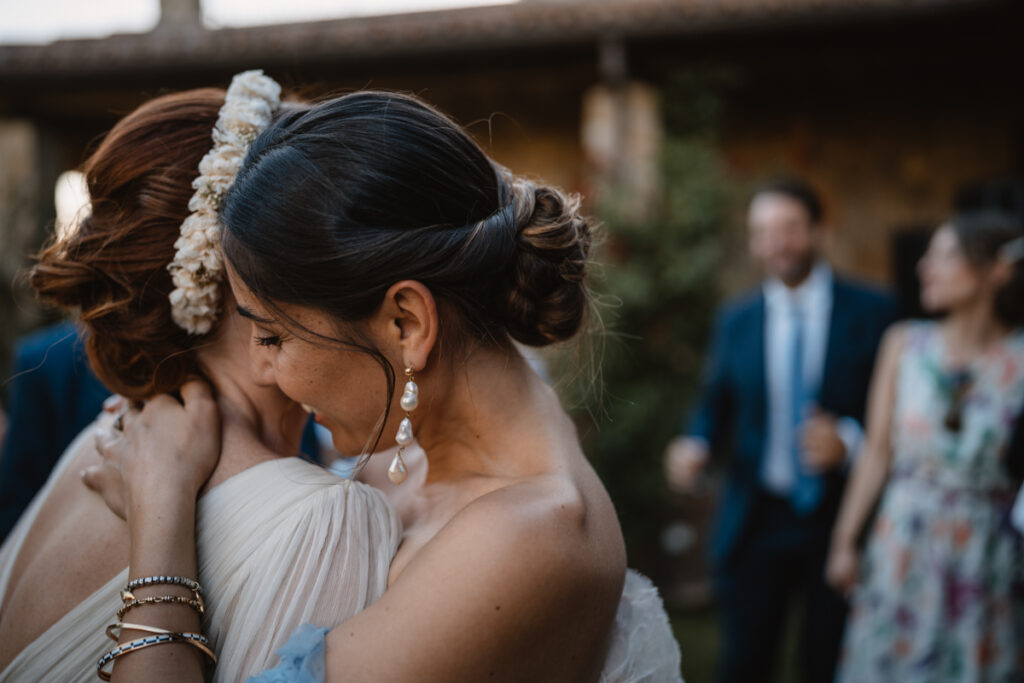 Wedding, photographer, Umbria, Location, venue, reportage, country, bride, Italy, inspiration, emotions, sister, dress, Hafzi, Redhair, elegance, photography, emorions, friends, dance, aperitiv, crown, 