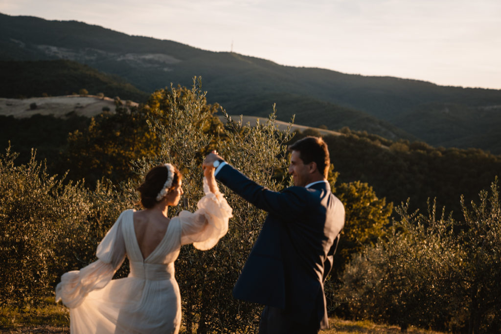 country, elegance, delicate, reportage, editorial, inspiration, real, venue, location, groom, dress, elegance, bouquet, stiatti, flowers, bride, crown, reportage, emotion, wedding, photographer, Umbria, italy, italian, style, sunset, photography, love, romantic, dance