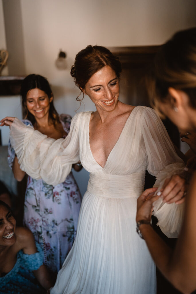 Wedding, photographer, Umbria, Location, venue, reportage, country, bride, Italy, inspiration, emotions, sister, dress, Hafzi, Redhair, gettingready, smiles, friends, bridemaids