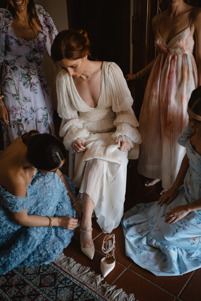 Wedding, photographer, Umbria, Location, venue, reportage, country, bride, Italy, inspiration, emotions, sister, dress, Hafzi, Redhair, gettingready, smiles, cindarella, shoes, bridemaids