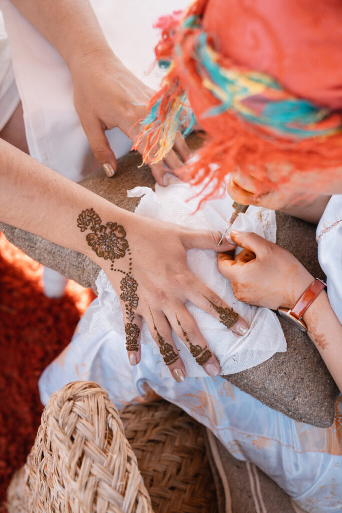 fotografo, matrimonio, agafay, deserto, marrakesh, lapause, cerimonia, tradizionale, marocco, sposa, trucco, parrucchiera, vestito, preparazione, henne, cerimonia, africa, traizione, colori