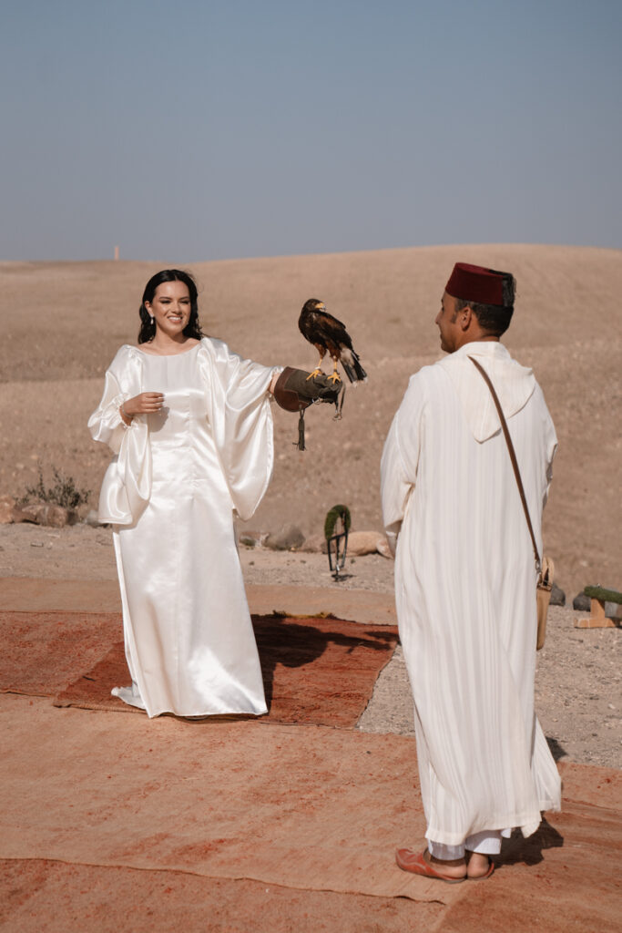 fotografo, matrimonio, agafay, deserto, marrakesh, lapause, cerimonia, tradizionale, marocco, sposa, trucco, parrucchiera, vestito, preparazione, falco, africa, vestito, aperitivo, tradizione