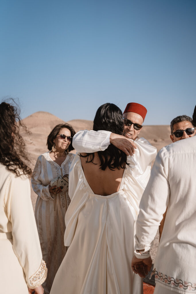 fotografo, matrimonio, agafay, deserto, marrakesh, lapause, cerimonia, tradizionale, marocco, sposa, vestito, abbracci, cerimonia, tradizione, africa, marocco