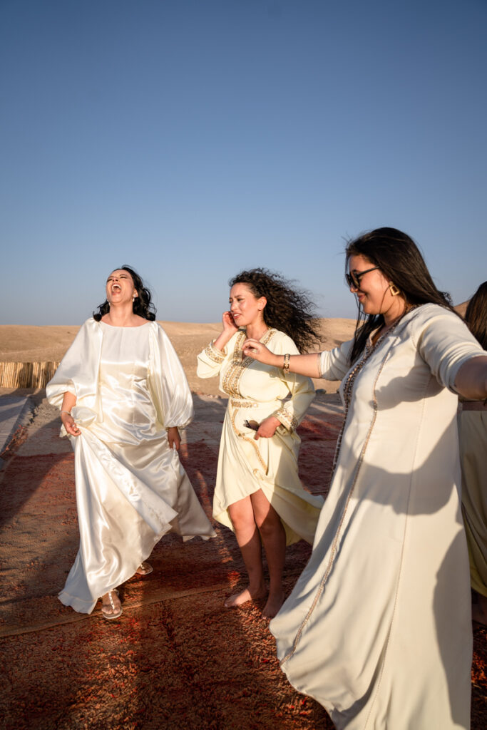 fotografo, matrimonio, agafay, deserto, marrakesh, lapause, cerimonia, tradizionale, marocco, sposa, danza, africa, tradizione, designer, amiche, balli, musica, tappeti