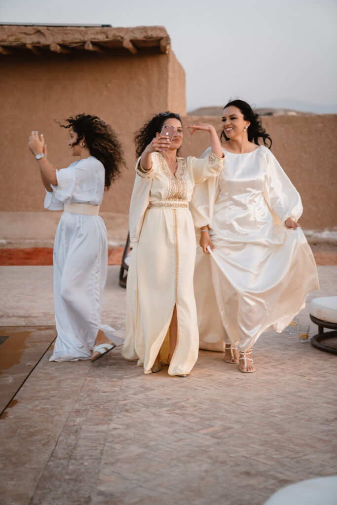 fotografo, matrimonio, agafay, deserto, marrakesh, lapause, cerimonia, tradizionale, marocco, sposa, trucco, parrucchiera, vestito, colori, tradizione, balli, africa, musica, musicisti, aperitivo, festa