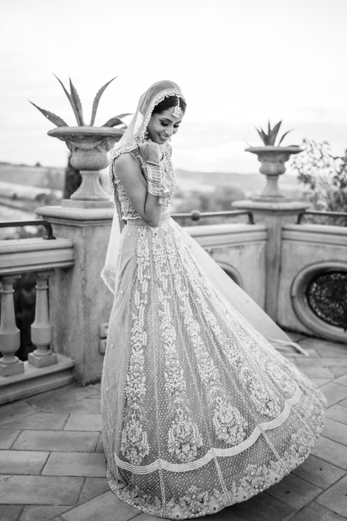 indian bride during her wedding in Tuscany with tipical indian wedding dressdress