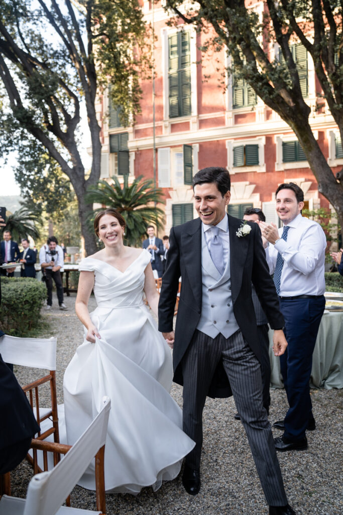bride and groom arrive to the aperitive in Villa Durazzo Portofino