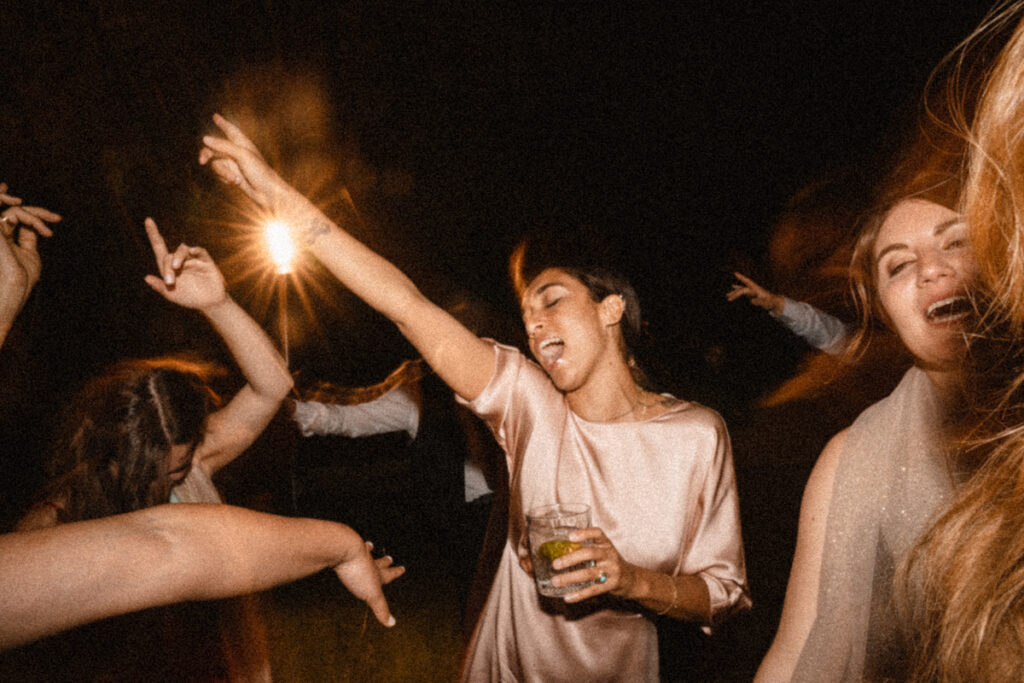 bride froeind's dancing