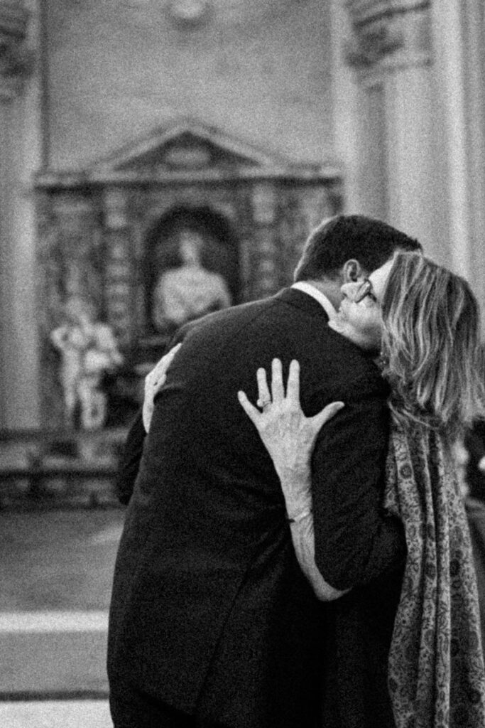 groom and mom's hug before the cerimony