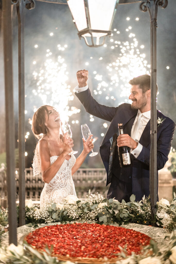 Photographer  Giorgia Cenni e Lorenzo Di Giovanni VIP wedding in portofino Settembre 2023 cheers cake moment