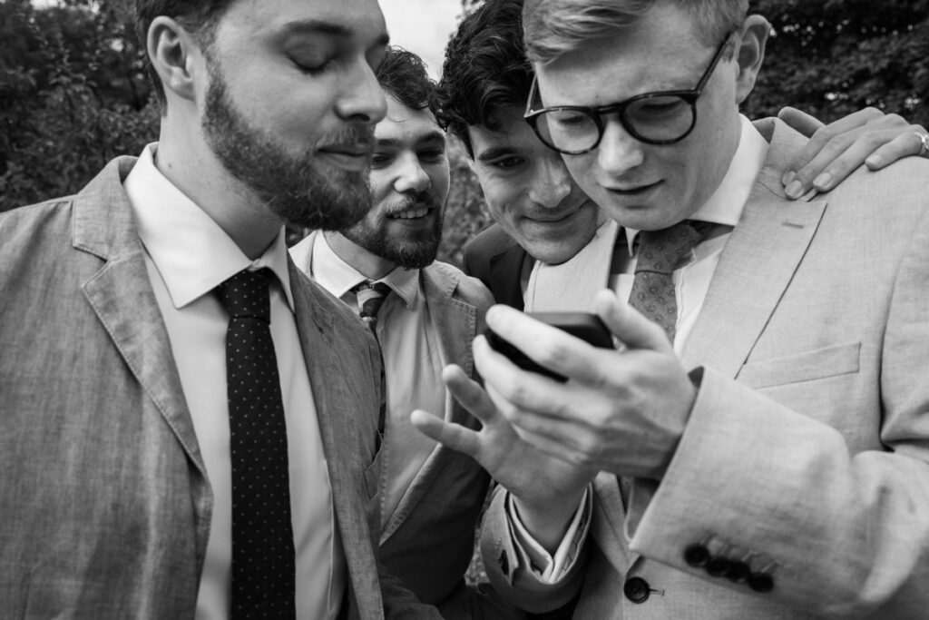 intimate wedding photogrpaher in Tuscany countryside private villa between Tuscany and Umbria, italian style, groom and friend before the cerimony