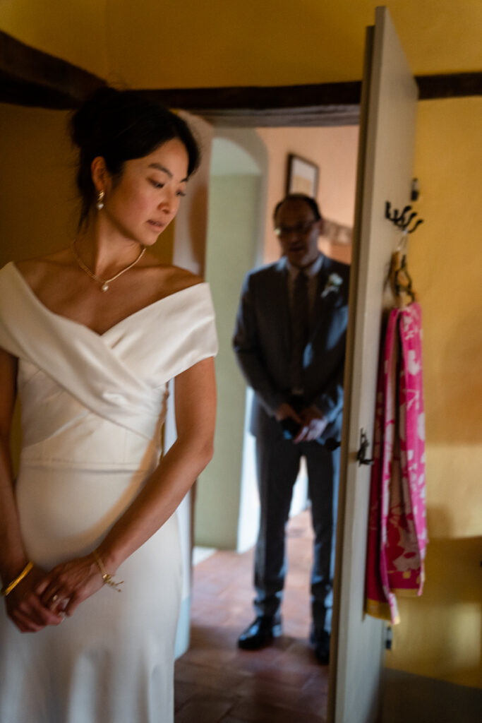intimate wedding photogrpaher in Tuscany countryside private villa between Tuscany and Umbria, italian style, asiatic bride 