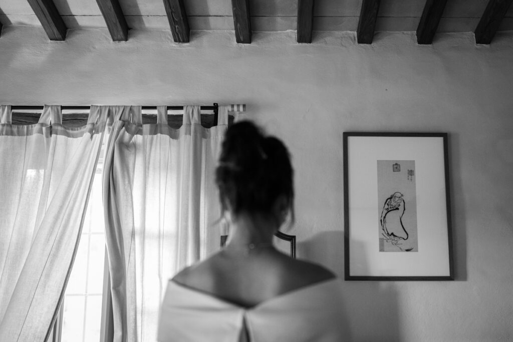 intimate wedding photogrpaher in Tuscany countryside private villa between Tuscany and Umbria, italian style, asiatic bride