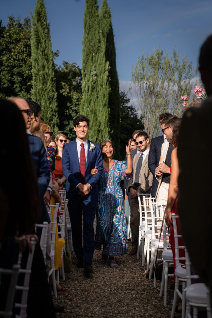 intimate wedding photogrpaher in Tuscany countryside private villa between Tuscany and Umbria, italian style, groom entrance