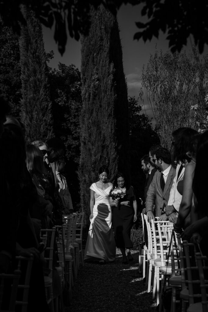 intimate wedding photogrpaher in Tuscany countryside private villa between Tuscany and Umbria, italian style, asiatica bride entrance to the cerimony