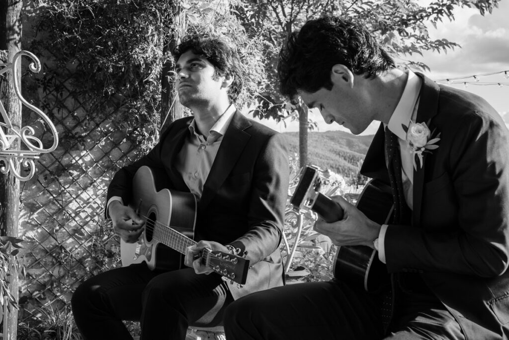 intimate wedding photogrpaher in Tuscany countryside private villa between Tuscany and Umbria, italian style, groom plays guitar during the cerimony