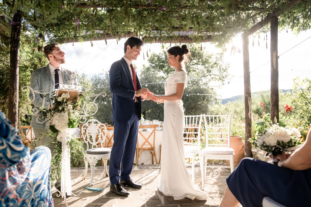 intimate wedding photogrpaher in Tuscany countryside private villa between Tuscany and Umbria, italian style,  cerimony under the trees