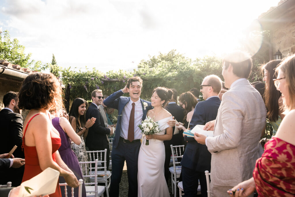 intimate wedding photogrpaher in Tuscany countryside private villa between Tuscany and Umbria, italian style, cerimony