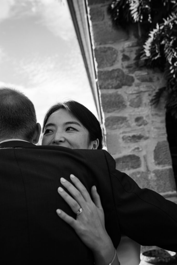 intimate wedding photogrpaher in Tuscany countryside private villa between Tuscany and Umbria, italian style, reception, asiatic bride