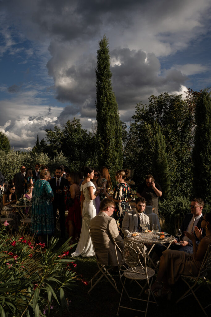 intimate wedding photogrpaher in Tuscany countryside private villa between Tuscany and Umbria, italian style, reception. aperitivo under the trees, beutiful sunset light