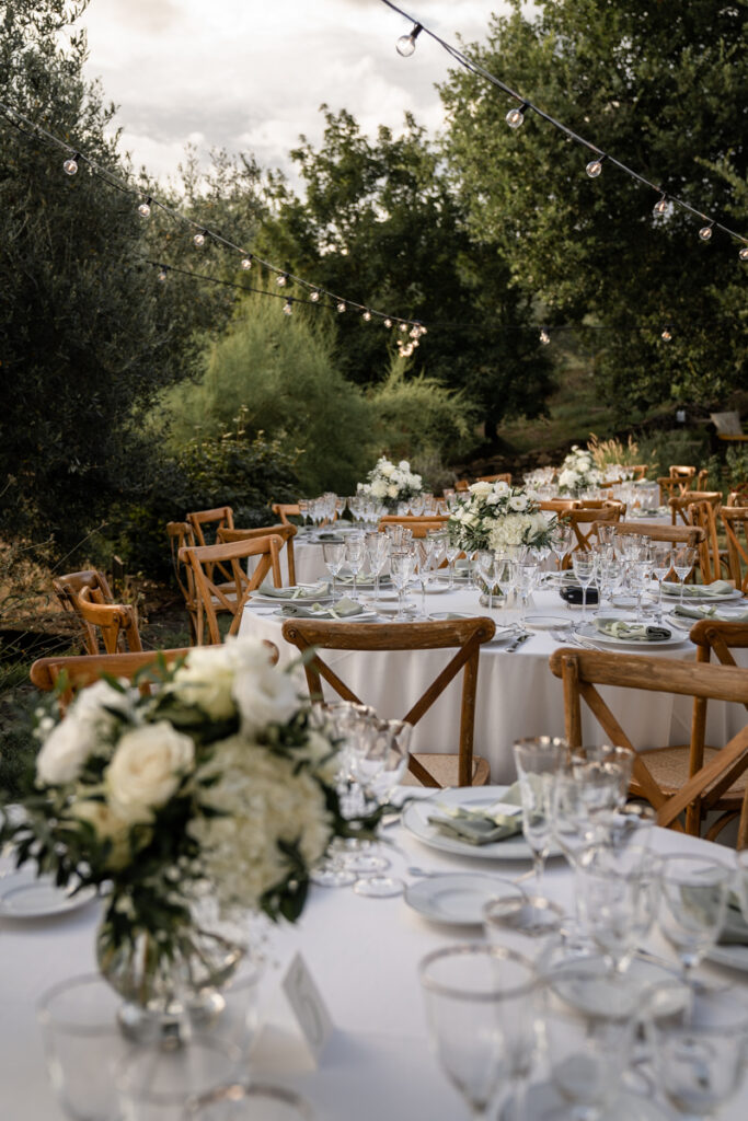 intimate wedding photogrpaher in Tuscany countryside private villa between Tuscany and Umbria, italian style, reception, table dinner tonino Cortona cattering