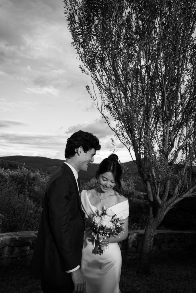 intimate wedding photogrpaher in Tuscany countryside private villa between Tuscany and Umbria, italian style, asiatic couple 