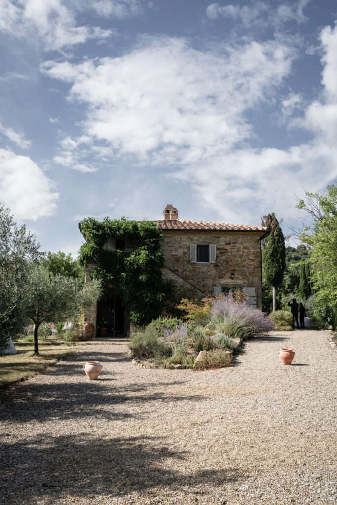 intimate wedding photogrpaher in Tuscany countryside private villa between Tuscany and Umbria, italian style