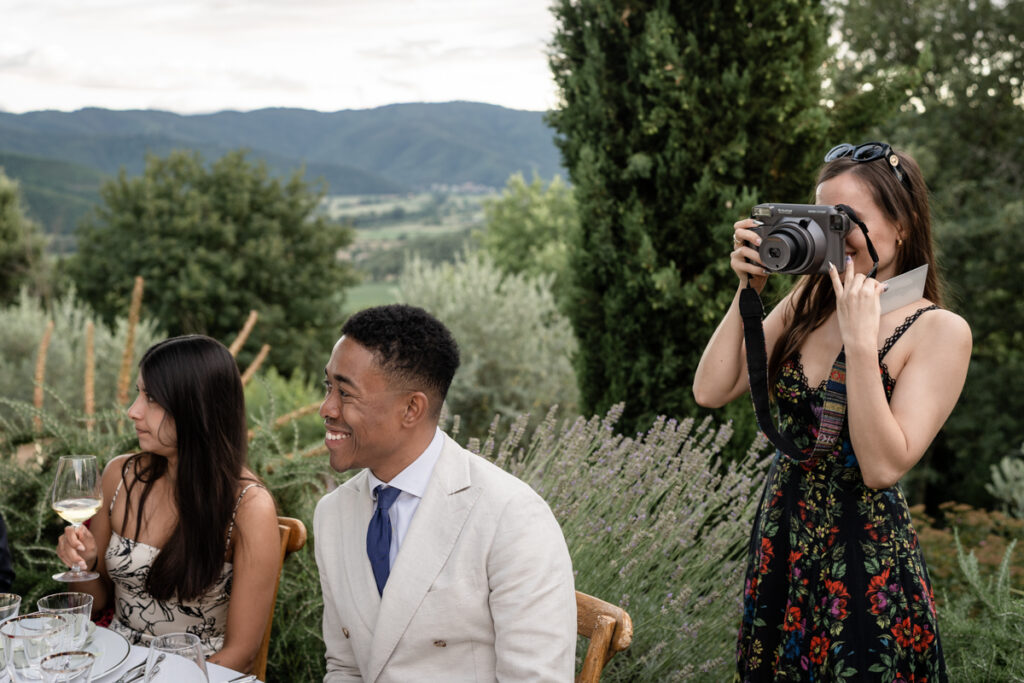 intimate wedding photogrpaher in Tuscany countryside private villa between Tuscany and Umbria, italian style, reception, old camera
