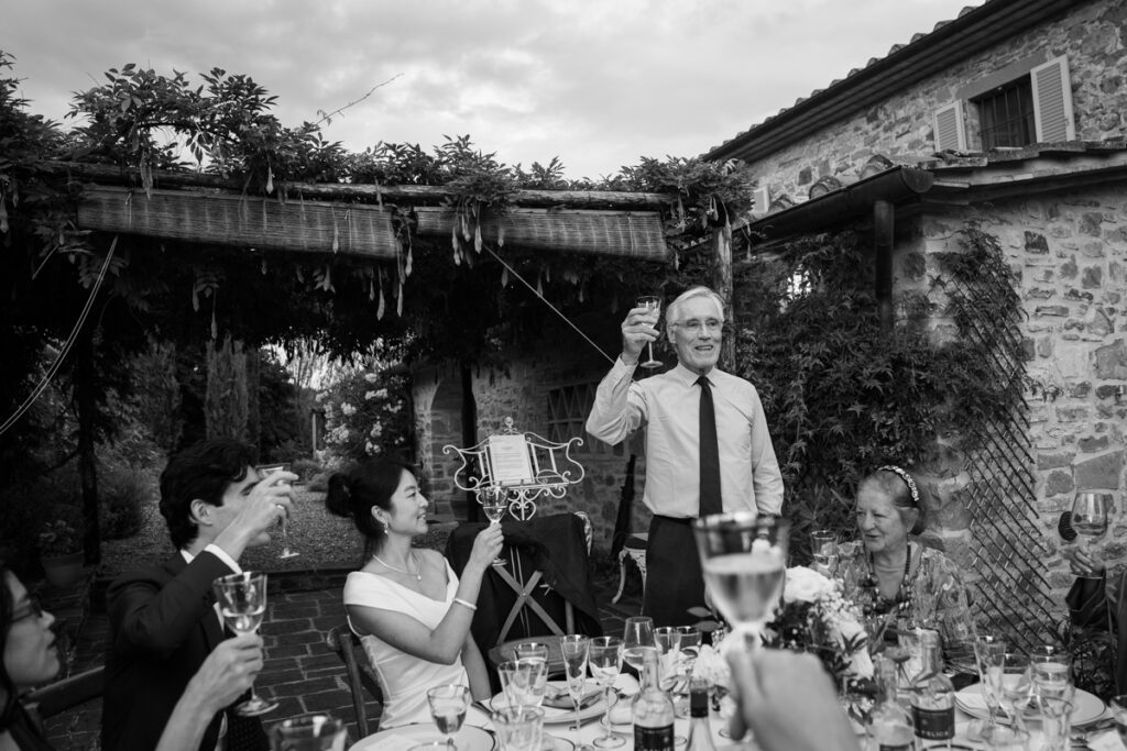 intimate wedding photogrpaher in Tuscany countryside private villa between Tuscany and Umbria, italian style, reception, cheers