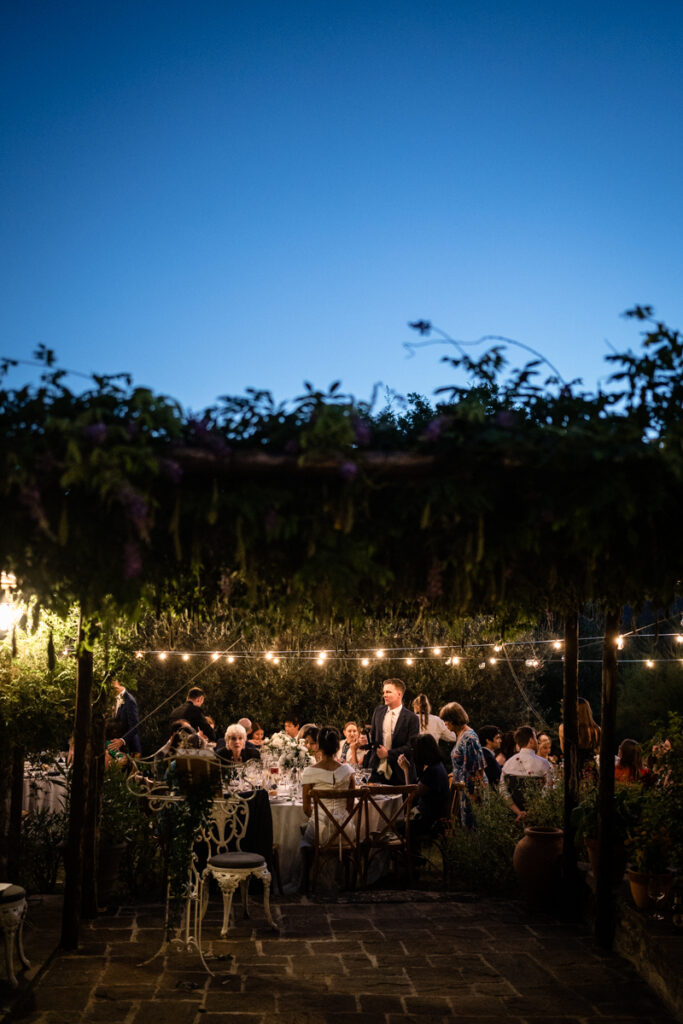 intimate wedding photogrpaher in Tuscany countryside private villa between Tuscany and Umbria, italian style, reception, dinner lights