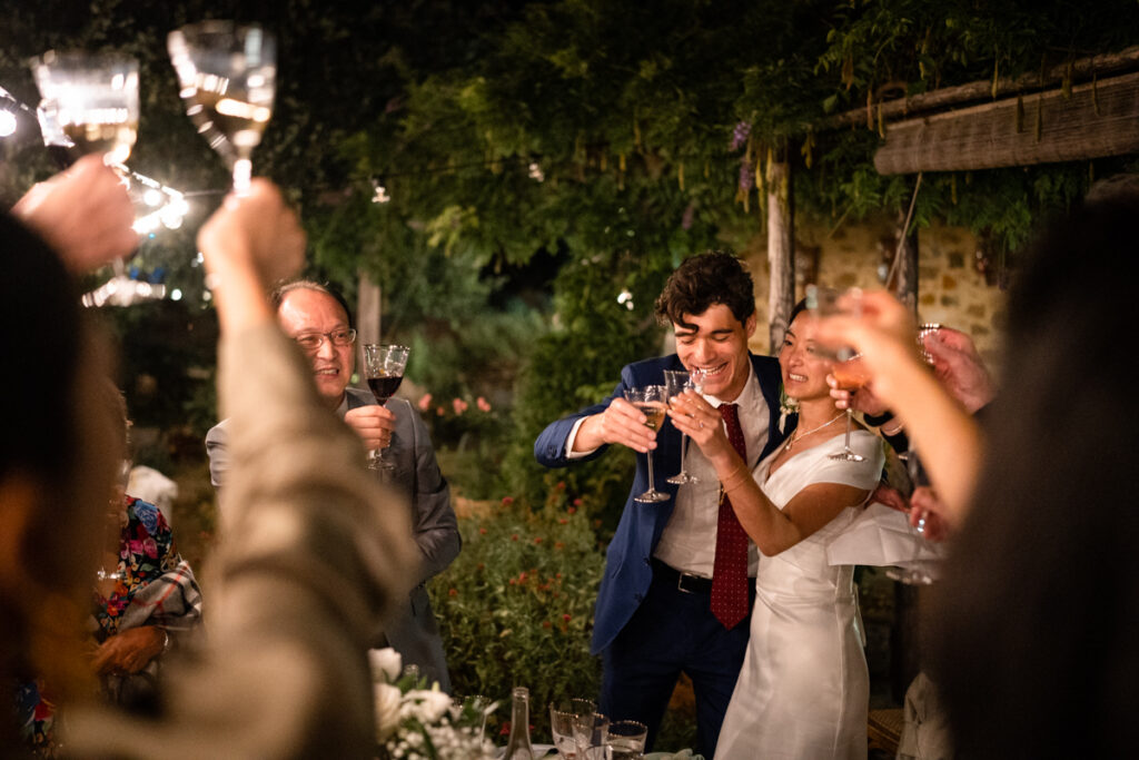 intimate wedding photogrpaher in Tuscany countryside private villa between Tuscany and Umbria, italian style, reception, speches asiatic couple