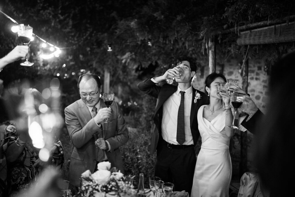 intimate wedding photogrpaher in Tuscany countryside private villa between Tuscany and Umbria, italian style, reception, speches asiatic couple